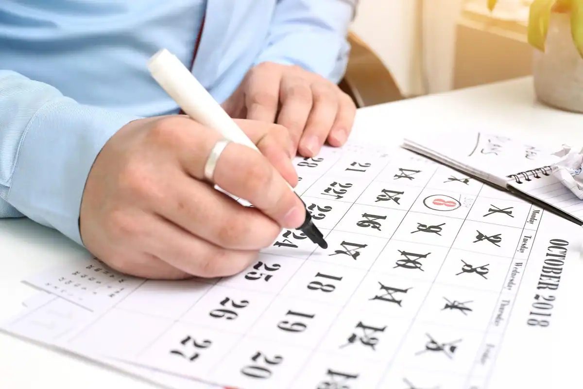 Calendar de perete cu zile marcate cu markere colorate, pentru blocarea timpului în program
