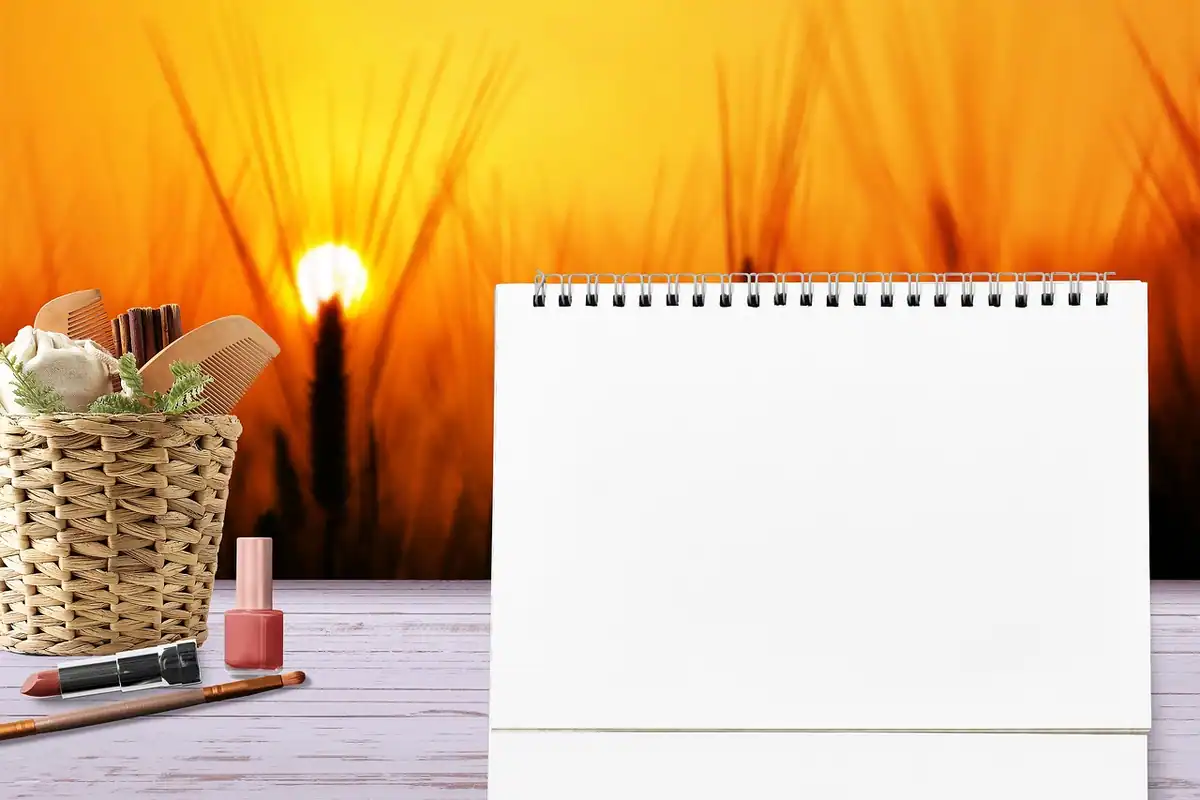 Cronometru așezat pe birou lângă un calendar, simbol al comprimării termenelor unui proiect