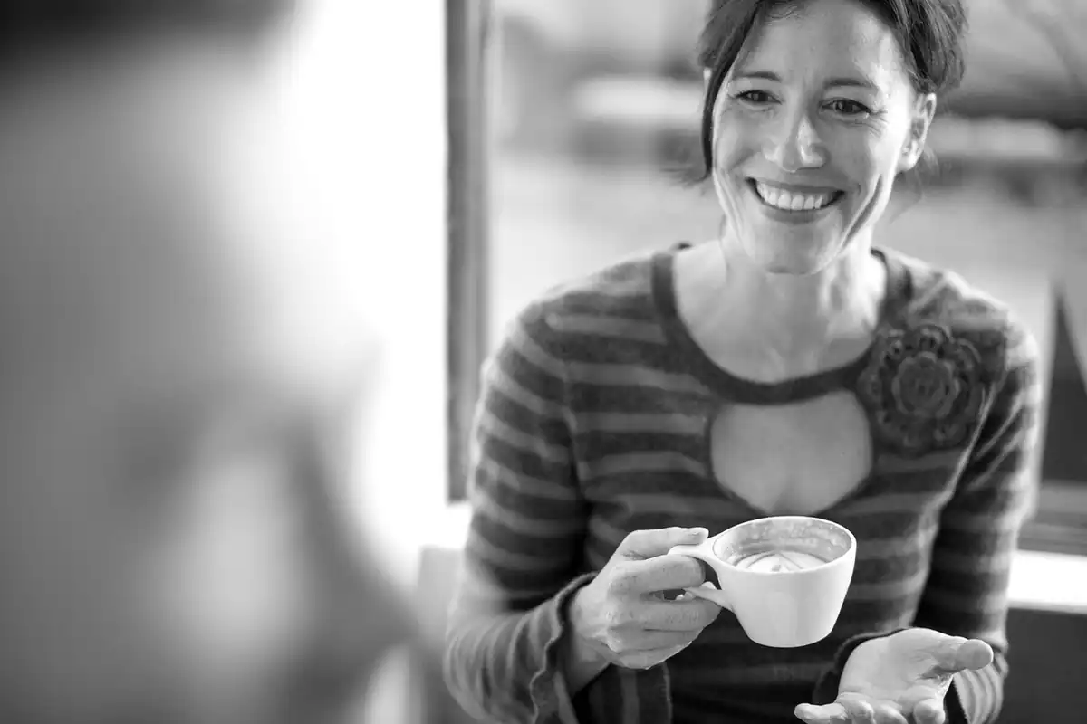 Două căni de cafea pe o masă de ședință, pregătite pentru o discuție între colegi