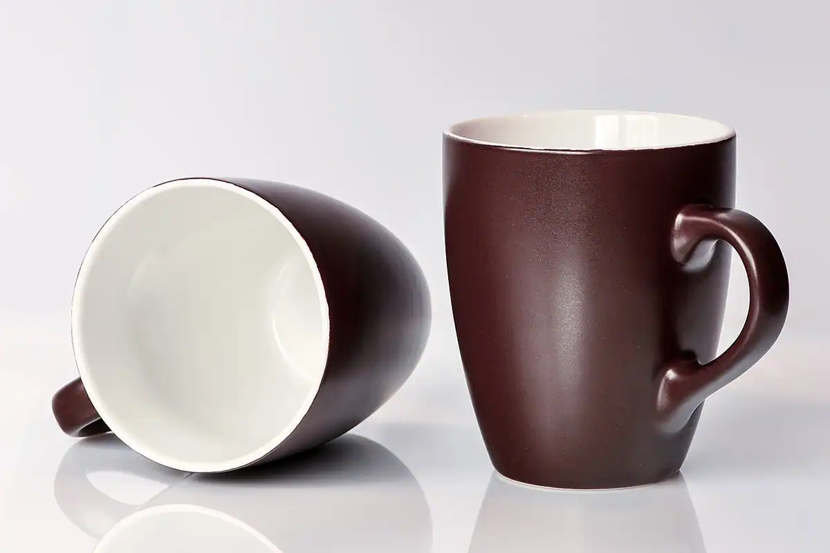 Pagină de planificare săptămânală lângă o cană de cafea, pentru revizuirea de 30 de minute