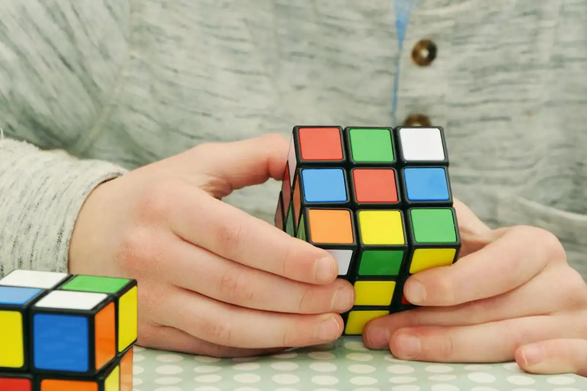 Piese de puzzle colorate împrăștiate pe masă, simbol al rolurilor diferite dintr-o echipă